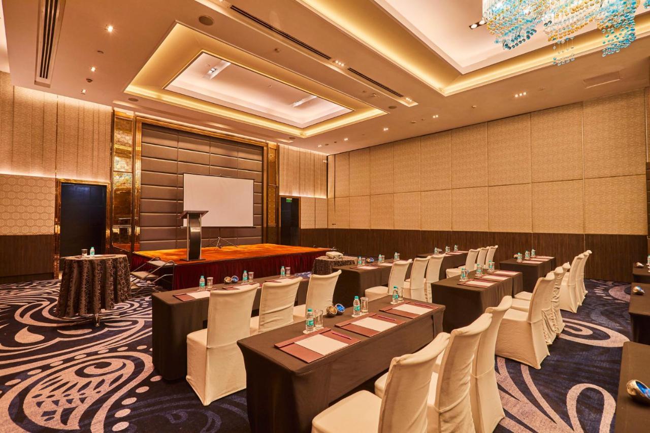 Crowne Plaza New Delhi Rohini By Ihg Hotel Exterior foto